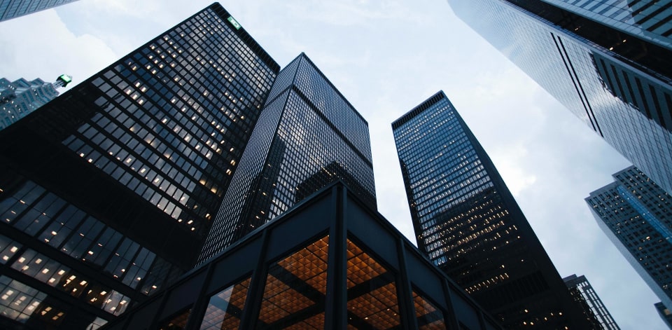 Elektricien onderzoekt stroomstoring in meterkast